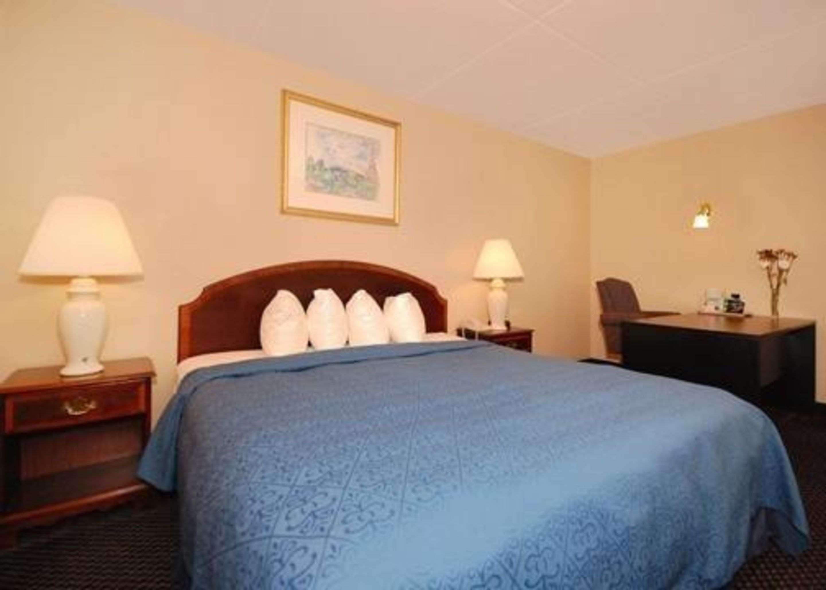 Econo Lodge Inn & Suites Waterloo Room photo